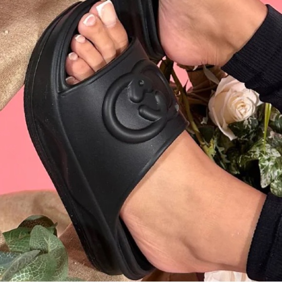 ✨RESTOCKED✨Must Have Fabulous Black Chunky Sole Rubber Slides - Picture 2 of 3